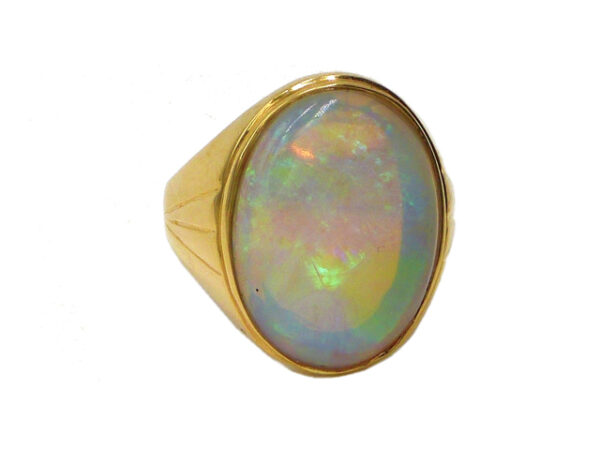 Goldring mit großem Opal